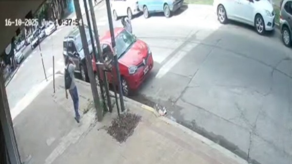 Inseguridad en La Plata: Delincuentes robaron el estéreo de un auto en pleno centro