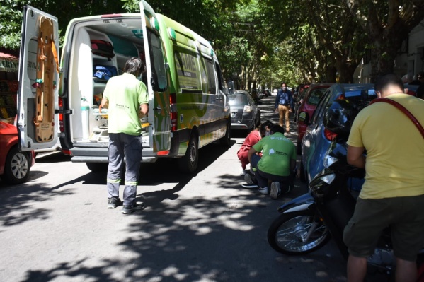 Una moto choc&oacute; contra un auto en 7 y 43: una joven debi&oacute; ser atendida por el SAME