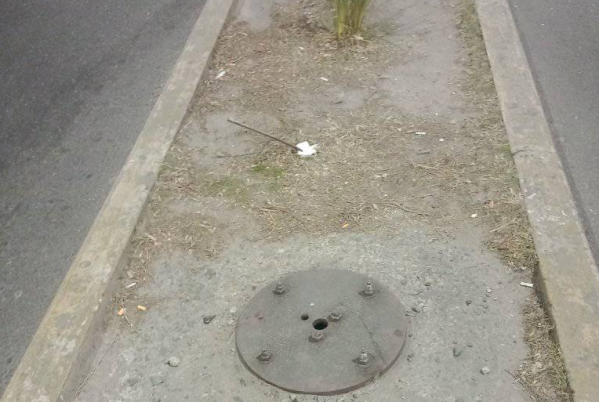 Alerta por un peligroso fierro en 7 y 47: "Alguien se puede tropezar y caer en una esquina muy transitada"