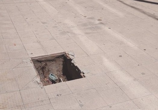 Una toma de agua en diagonal 73 y 45 preocupa los vecinos