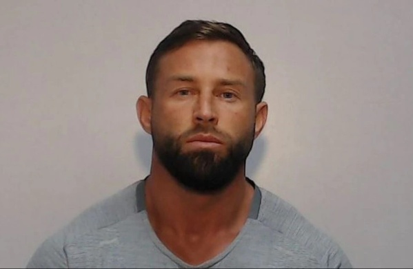 La policía lo busca intensamente y lo considera "peligroso", pero las mujeres también: "Si lo encuentro ¿Me lo puedo quedar?"