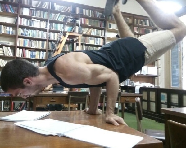 "Estudié como un animal": un platense egresó de Física con 9,80 de promedio y leía hasta cuando hacía acrobacias
