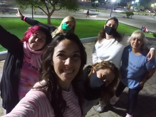 Ganar 20 mil pesos por bailar cumbia noventosa en La Plata es posible: "Es mi barrio, las juntadas, una gran década"