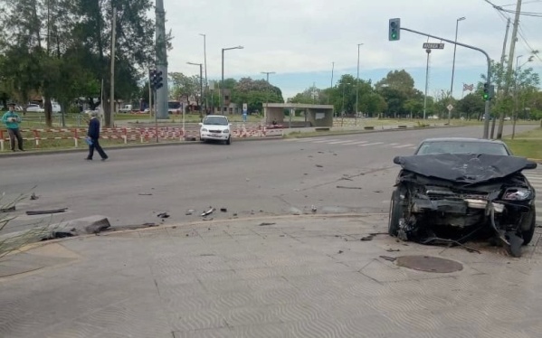 Fuerte choque entre dos autos en 25 y 72