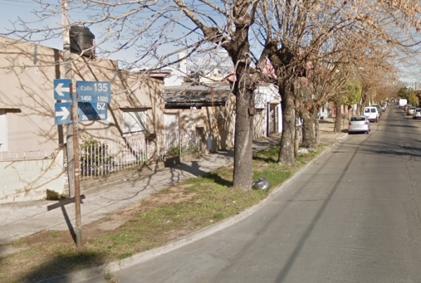 Motochorros le apuntaron a una nena que caminaba junto a su mam&aacute; en Los Hornos