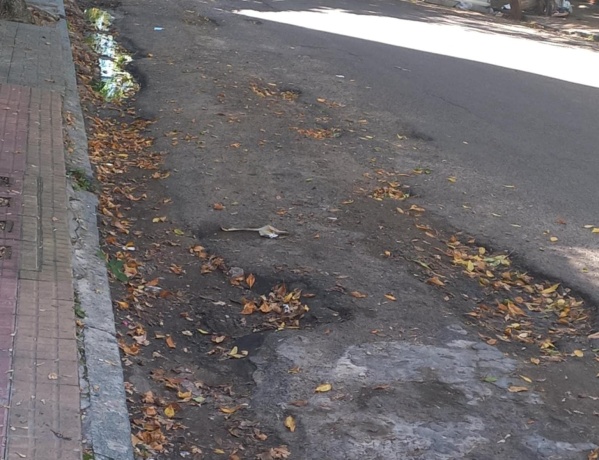 Cordones que son zanjas y "cráteres" en medio de la calle