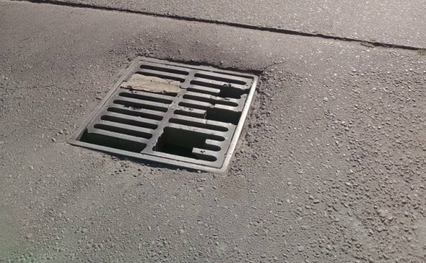 Vecinos pidieron un urgente arreglo en la zona de 1 y 43: "Es un peligro; alguien puede lastimarse"