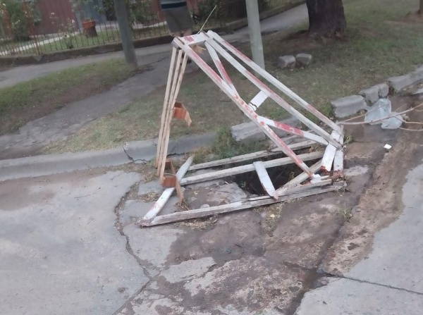 En El Carmen desapareció una tapa de registro hace 8 días y temen por un grave accidente