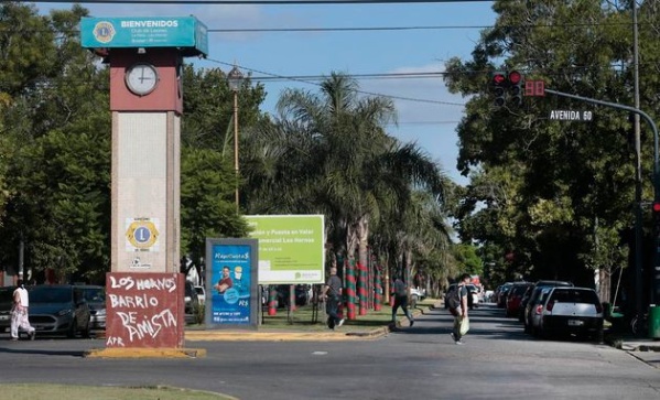 Vecinos de Los Hornos tienen miedo y denuncian zona liberada: "Se agarran a las piñas en el centro y no pasa nada"
