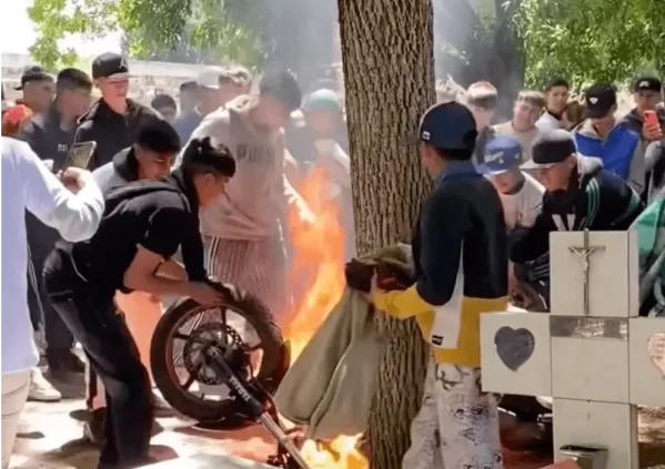 Despidieron con una caravana y quema de motos al adolescente baleado en San Carlos