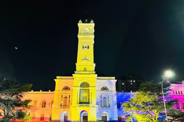 Por el Día Internacional del Orgullo, la Municipalidad de La Plata se iluminó con los colores de la diversidad