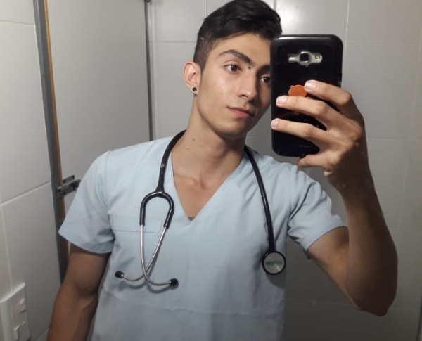 Llegó de Colombia a La Plata, salió llorando de su primer teórico en Medicina y hoy sus clases son un boom: “Solo aprobé yo"