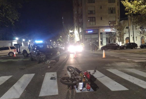 Madrugada de accidentes en moto en La Plata: dos jóvenes resultaron heridos