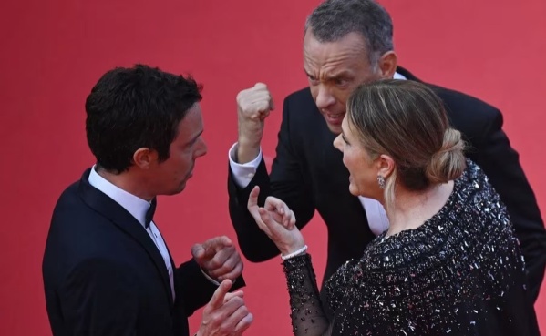Rita Wilson aclaró el motivo de por qué parecen "enojados" en una foto con Tom Hanks que se volvió viral