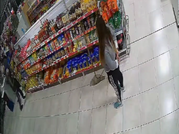 Así fue el robo piraña en un comercio de Los Hornos: la empleada quedó paralizada y con las manos en la espalda
