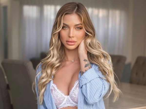 Romina Malaspina infartó a todos con su look de pijama de satén y corpiño de encaje total black