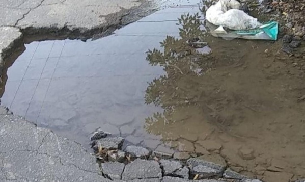 En la esquina de 10 y 74 piden que se tape un gran pozo que se encuentra cubierto de agua