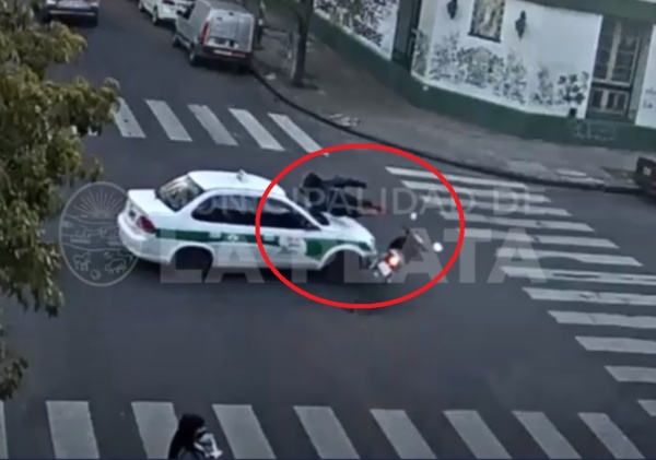 Chocó con un taxi en 11 y 46, rodó por el capot y tuvieron que hospitalizarlo