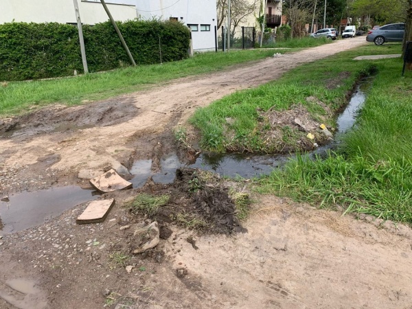 Vecinos de un barrio de City Bell se quejan por el mal estado de las calles y piden una solución