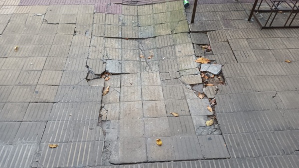 Vecinos de Diagonal 78 claman por arreglo de vereda hundida: “Es un peligro constante”