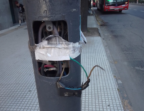 En pleno centro de La Plata alertaron por un poste con los cables sueltos