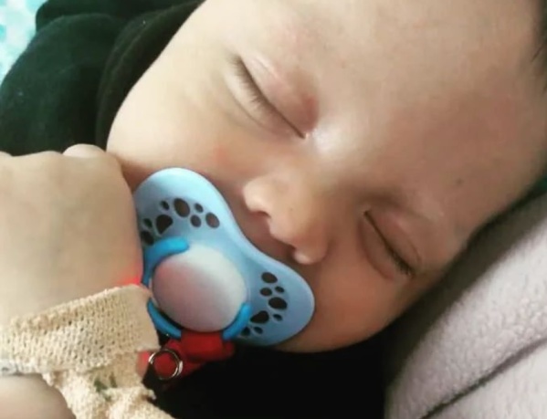 Un bebé platense necesita 50 mil pesos para volver a su casa: "A los 5 días de nacido me di cuenta que estaba amarillo"