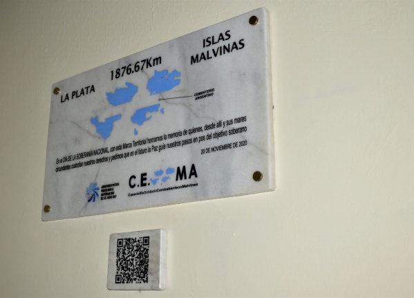 Elevaron un pedido formal por las dos placas desaparecidas en La Plata que homenajeaban a caídos en Malvinas