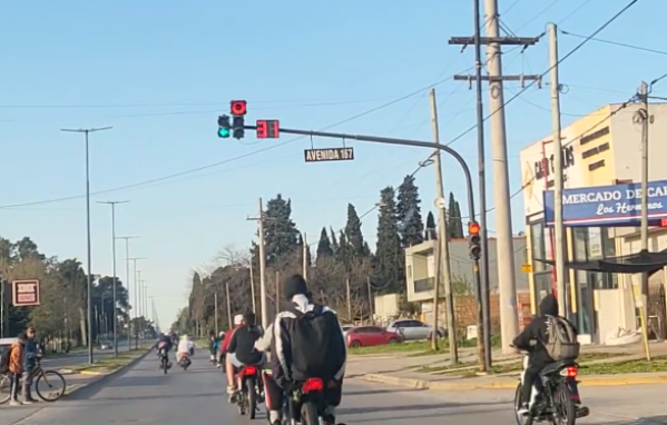 "Inadaptados": vecinos en llamas por motos que circulan en manada por la avenida 44 y no respetan ningún semáforo