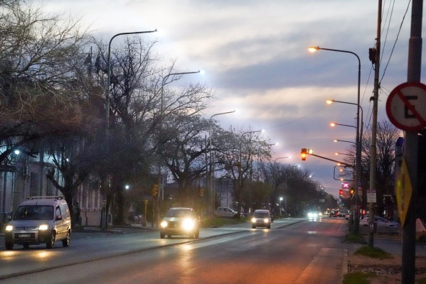 Se colocaron 119 artefactos LED en un importante tramo de la Avenida 122: aportan una mayor eficiencia lumínica