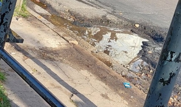 Vecinos reclamaron por un pozo cada vez profundo en la parada de colectivos de 31 y 51