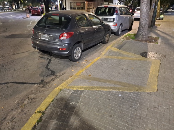 En Diagonal 73 y 21 se quejaron por autos mal estacionados y pidieron controles