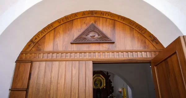 Un ojo que irradia luz en un triángulo vigila la entrada de este santuario en La Plata: ¿Qué es Schoenstatt y qué significa?