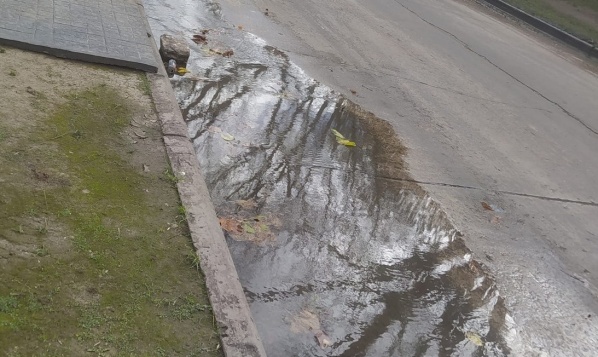 Vecinos de 135 y 44 reclaman por una pérdida de agua que ya lleva “40 años”