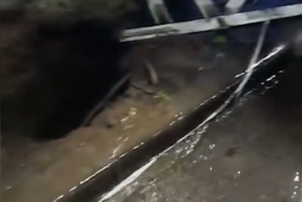 En 50 y 116 reclamaron por un caño roto que destruye el asfalto