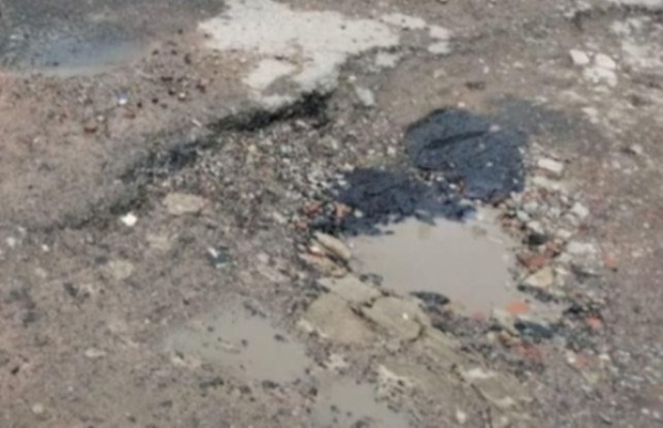 En Los Hornos piden que reparen urgente los pozos de una calle “muy deteriorada”