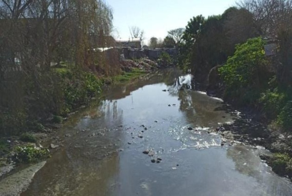 En Ringuelet piden obras de saneamiento y revestimiento de un arroyo