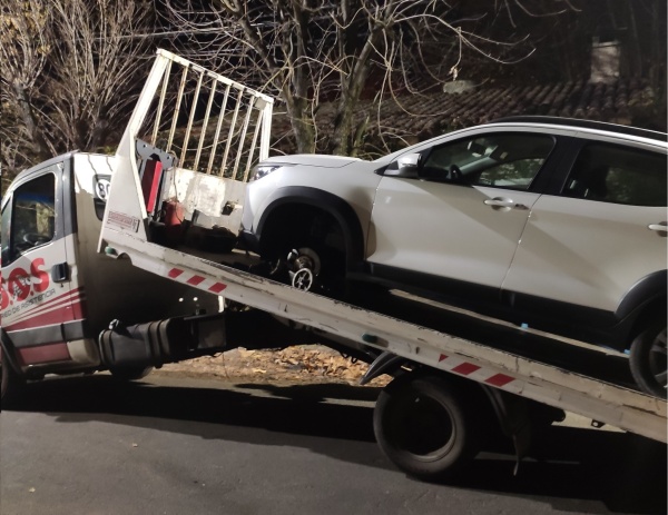 "Aconsejo no ir más a cenar a City Bell": salió de un restaurante y tuvo que volverse en grúa por los robaruedas