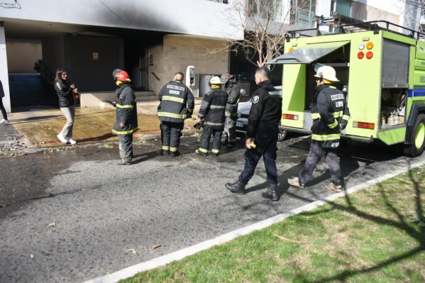 Un incendió causó temor en los habitantes de un edificio ubicado en la zona de 38 y 5: "Están todos bien"