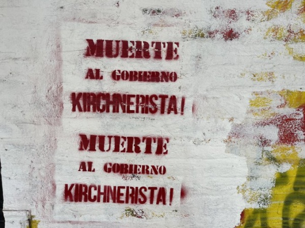 "Muerte al gobierno Kirchnerista": las violentas expresiones de odio que aparecieron en paredes de La Plata
