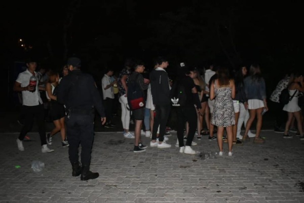 Comenzó una campaña para frenar con las fiestas clandestinas en La Plata: se insta a padres y jóvenes a denunciar los eventos