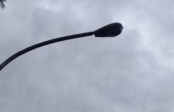 Los vecinos de 55 y 21 siguen a oscuras por la falta de alumbrado público