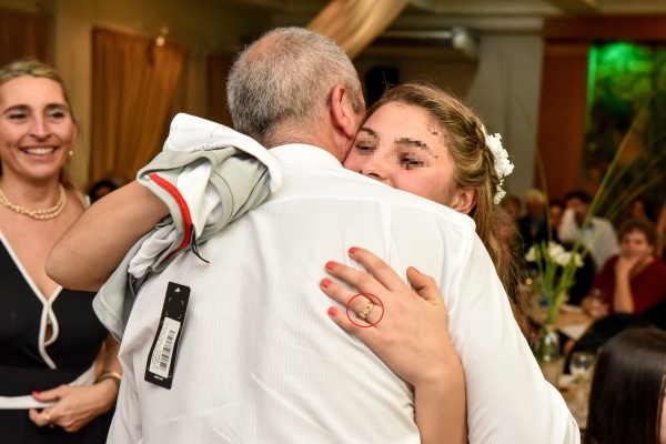 El misterio de un anillo que tiene en vilo a dos jóvenes platenses: "Era el único recuerdo y entramos en pánico"