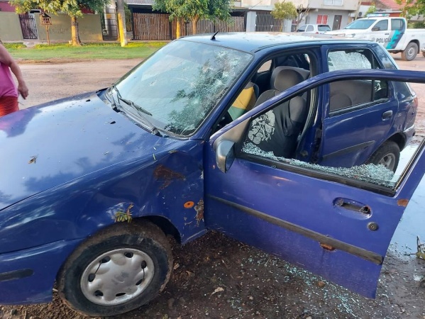 Una mujer destrozó a martillazos el auto de su ex en Berisso: "Vos me arruinaste la vida"