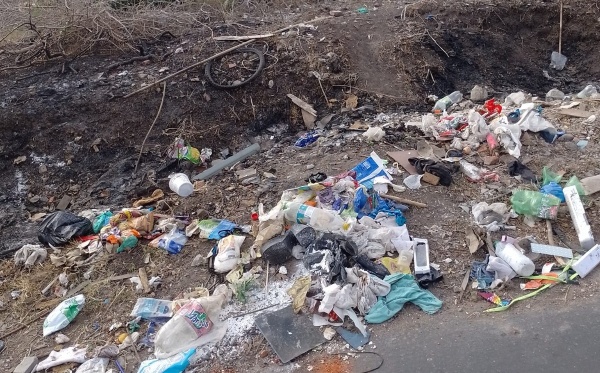 En la esquina de 56 y 157 reclaman por un basurero a cielo abierto