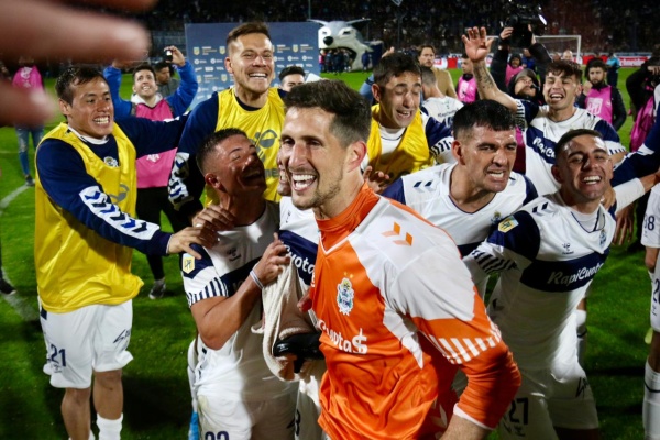 La emoción de Bazzi, otro juvenil que hizo debutar Gorosito