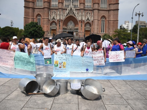 Comedores reclamaron en Plaza Moreno por la emergencia alimentaria: "vienen los chicos a pedir comida y se van tristes"