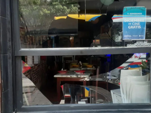 Una mujer fue detenida por romper los vidrios de una pizzería en Berisso