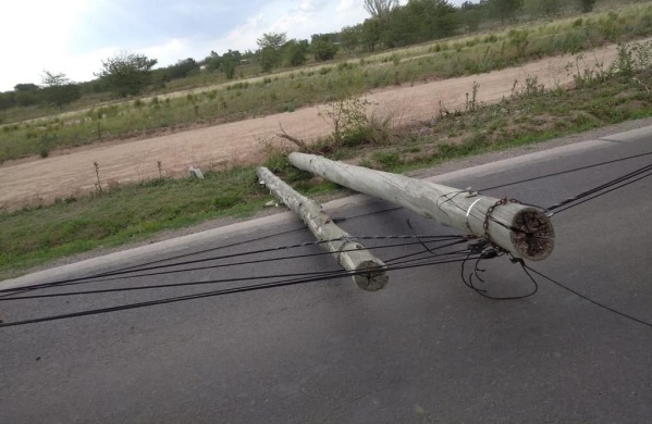 Vecinos de City Bell denunciaron la ca&iacute;da de postes de tendido el&eacute;ctrico: "Estamos sin luz desde el viernes"