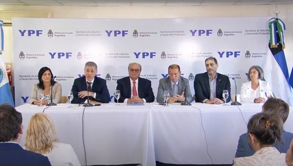 De Mendiguren anunció créditos para proveedores de Vaca Muerta en conjunto con YPF: "Esto es trascendente"
