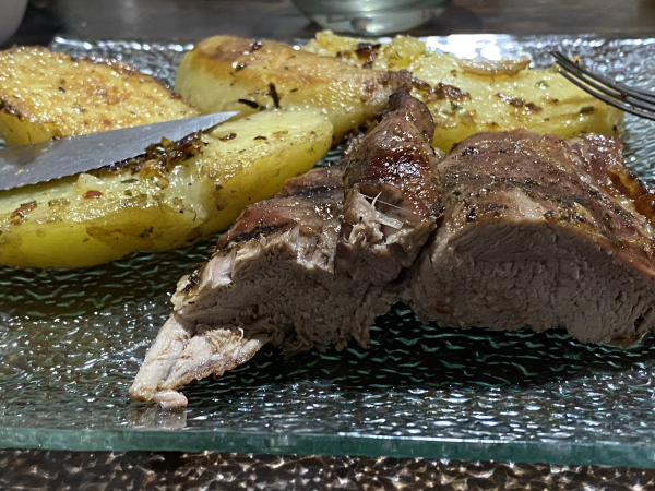 Mostró orgullosa su carne súper cocida con papas, no acepta otro punto y la grieta se abrió en las redes: "Así se come"